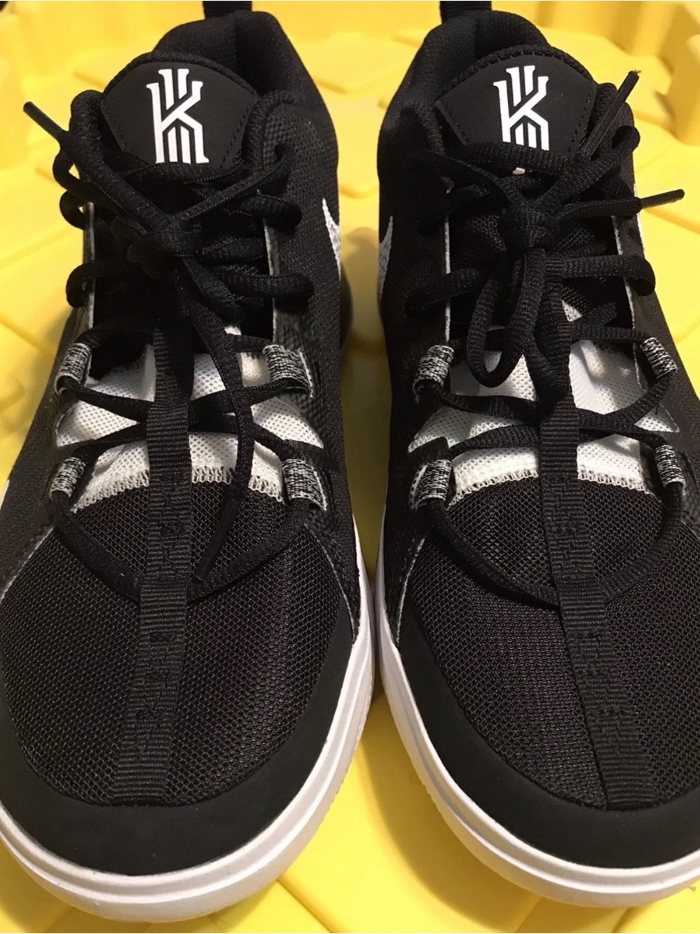 Nike Kyrie Flytrap 6 Low, Black/White Athletic Shoes, Size 7Y/7M or 8.5 W